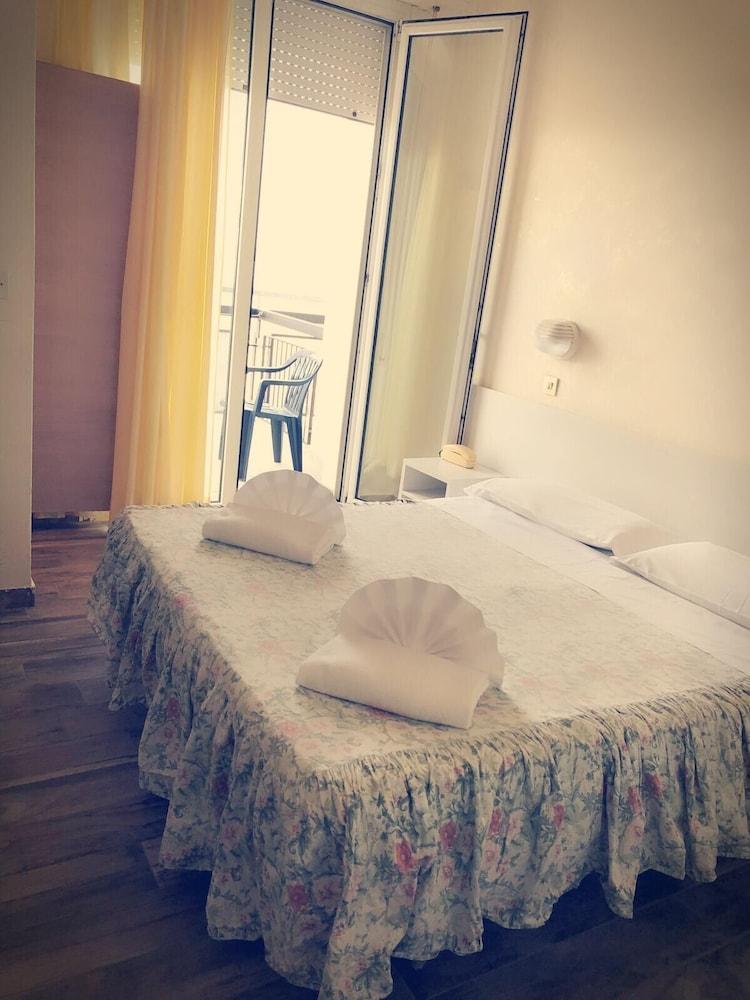 Hotel Brenta Viserbella di Rimini エクステリア 写真