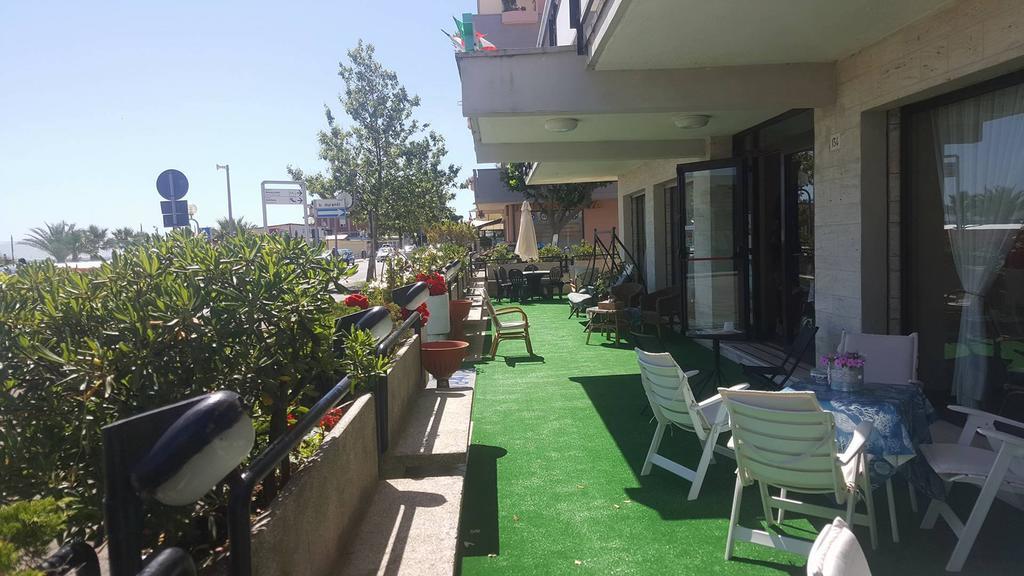 Hotel Brenta Viserbella di Rimini エクステリア 写真