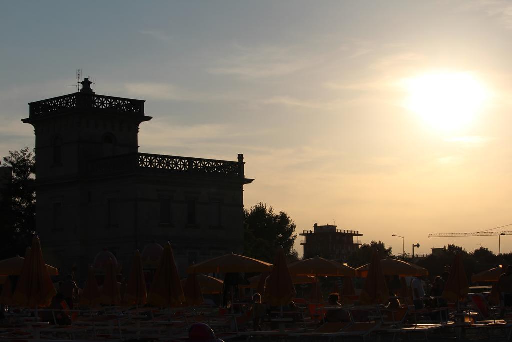 Hotel Brenta Viserbella di Rimini エクステリア 写真