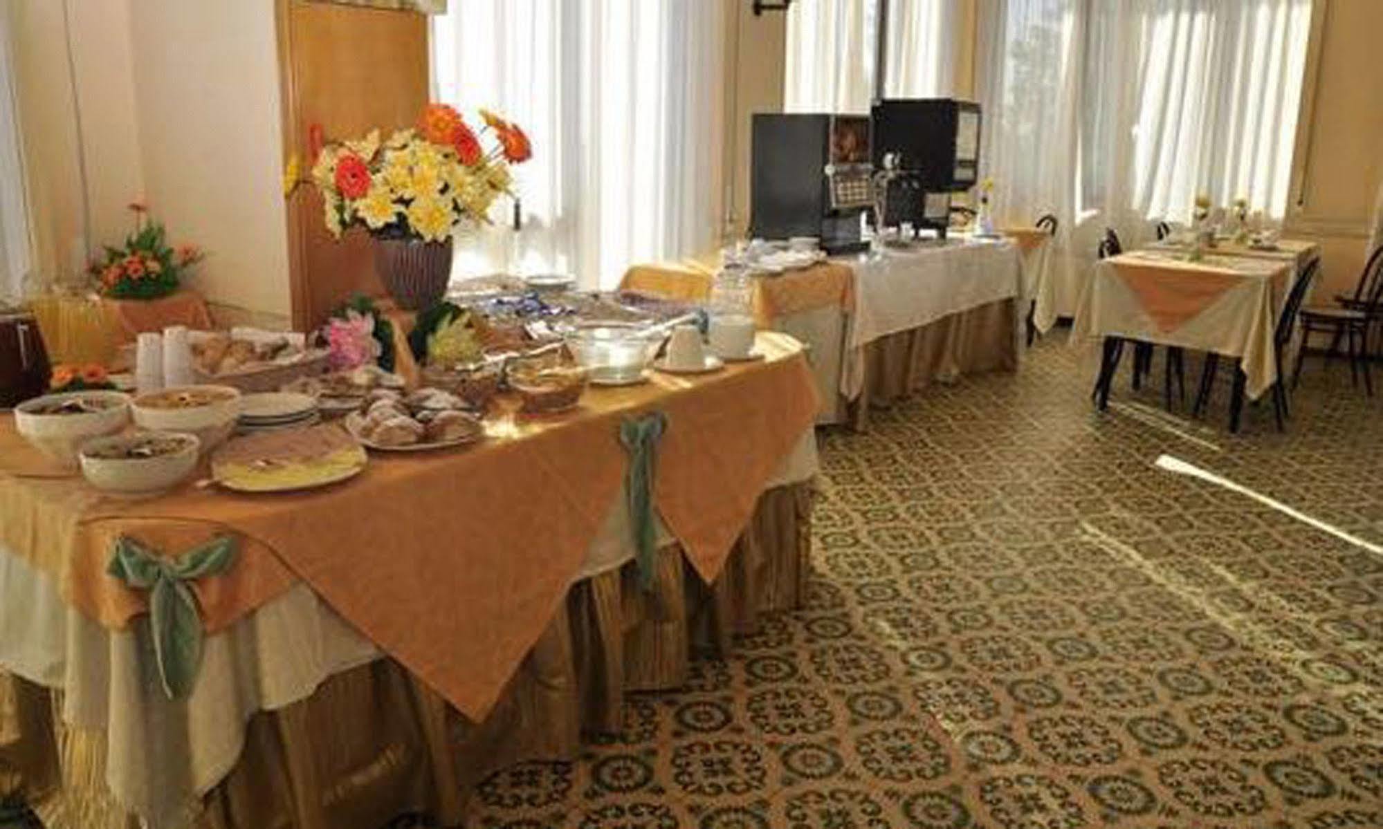 Hotel Brenta Viserbella di Rimini エクステリア 写真